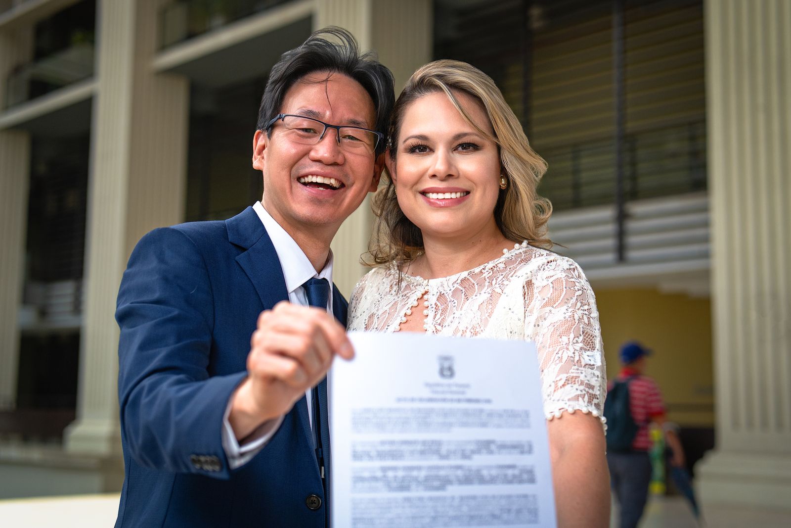 Pareja recién casada mostrando su acta de matrimonio