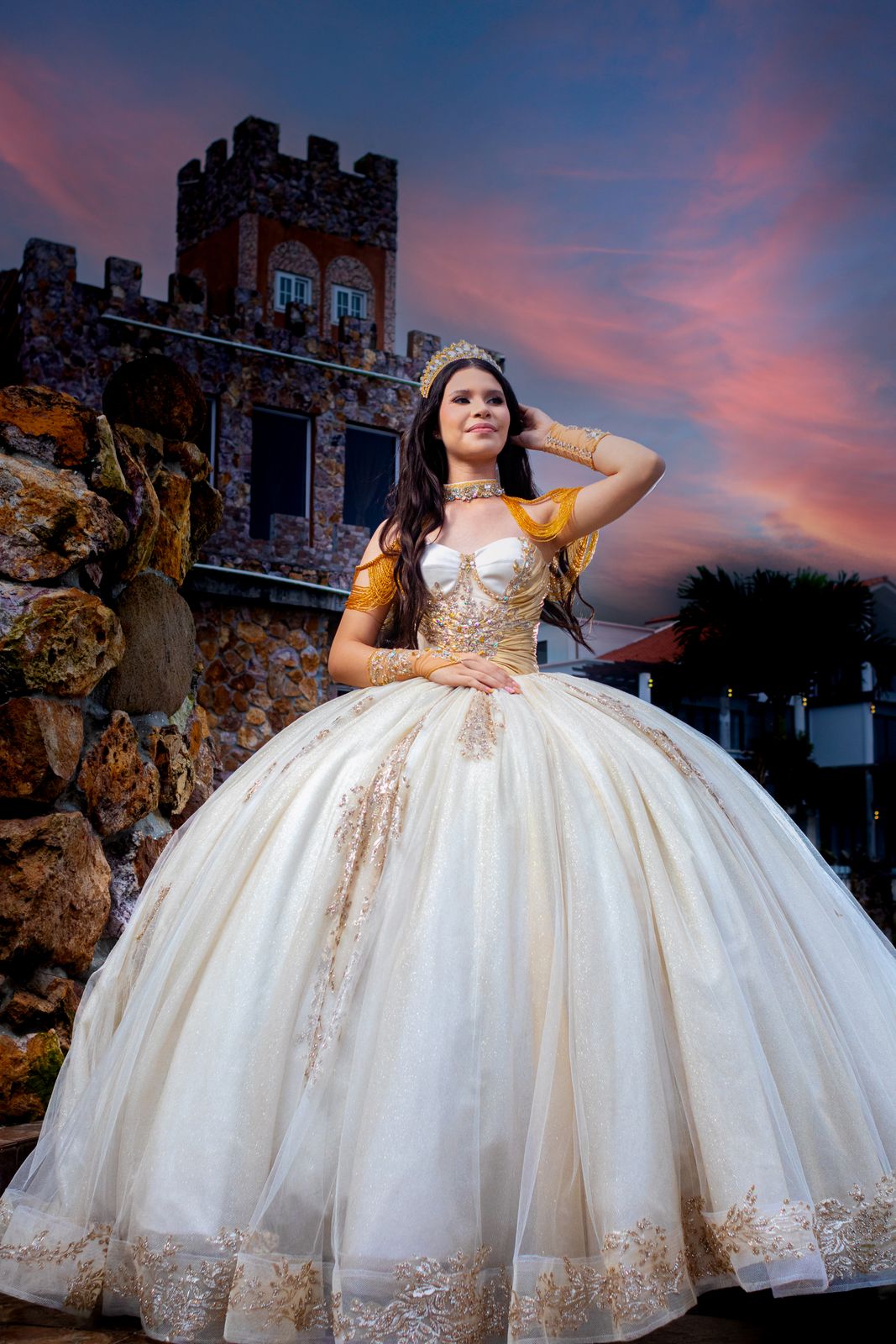 Quinceañera con vestido de gala al atardecer